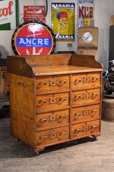 meuble de metier ancien a 8 grand tiroirs en bois et pognées laiton